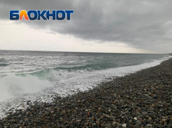 Человека смыло огромной волной в акваторию Черного моря 