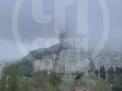 Мощный пожар охватил строительные вагончики в Сочи