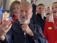 На высоте 10 тысяч метров Леонид Агутин спел песни для пассажиров рейса «Москва-Сочи»