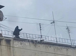 Подростки снимали видео на крыше многоэтажки во время атаки БПЛА в Сочи