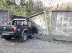 Нетрезвый водитель пробил бетонную стену в центре Сочи