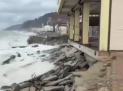  В Сочи окончательно смыло пляж «Прозрачный» в поселке Лоо