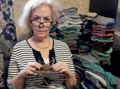 Сотрудница ГИБДД Сочи связала 1000 пар носков бойцам в зону СВО