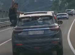 В Сочи весёлые пассажиры каршеринга решили прокатиться «с ветерком»