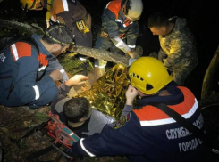 Истекающего кровью мужчину эвакуировали из леса в Сочи