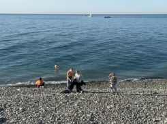 На пляжах Сочи в январе царит летняя атмосфера