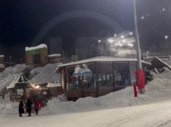 Снегом мужчина потушил пожар в «Хаски центре» в горах Сочи