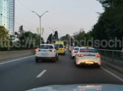 В Сочи хитрый водитель на иномарке «преследовал» карету скорой помощи, чтобы не стоять в пробке