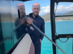 Бизнесмен из Сочи прокатился над морем, стоя на полозе вертолета 