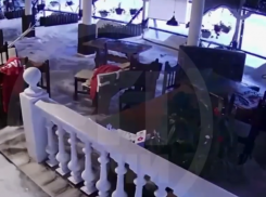 Штормовая волна выбила стекла ресторана Сочи и смыла посетителей