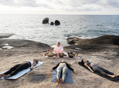 Посидеть у костра за 7 тысяч и вегетарианский тур за 240 тысяч: как зарабатывают на ретритах в Сочи