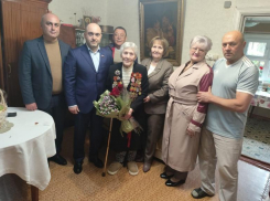 Грязной обувью топчутся депутаты из Сочи в домах ветеранов Великой Отечественной войны