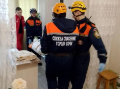 Спасатели Сочи вскрыли квартиру пенсионерки, разбитой инсультом