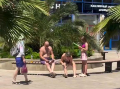 Полуголые туристы решили позагорать прямо на скамейке в центре Адлера