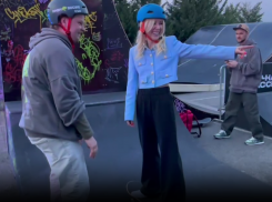 Екатерина Мизулина встала на скейт на Всемирном фестивале в Сириусе