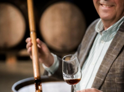 «Одна минута и вино готово: на видео показали, как делают «домашнее вино» в Сочи