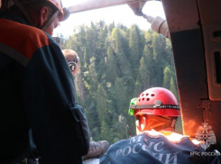 43 человека и вертолет участвуют в поиске мужчины в горах Сочи