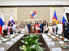  Шесть жительниц Сочи получили знак почета «Материнская слава» накануне праздника