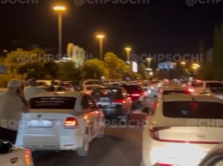 Таксисты перекрыли выезд из аэропорта Сочи из-за нежелания платить