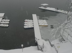 Поезда не ходят, света нет: снегопад сковал Абхазию