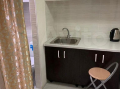 Подвальную комнату выставили на продажу в Сириусе: «От кухни до унитаза —  рукой подать»