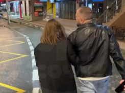 В Сочи пьяная пара залила рвотой бизнес-такси и сбежала