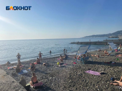  В Сочи купаются и загорают, несмотря на закрытие сезона и запрет