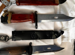 Через таможенный пункт Сочи пытались провезти военные штык-ножи из Абхазии