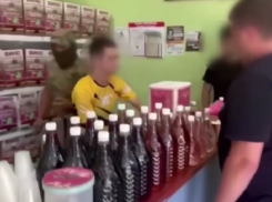 12 тысяч литров чачи и вина неизвестного происхождения изъяли из магазинов Сочи