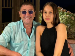 19-летняя невеста Лепса заявила, что он ее первый мужчина