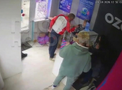 «Голову оторву и отцу под жопу положу»: мужчина угрожал расправой однокласснику своего сына на ПВЗ в Сочи