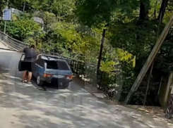 Неизвестный сломал ограничитель, установленный администрацией Сочи на аварийном мосту