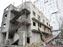 Три крупных самостроя сносят в Сочи