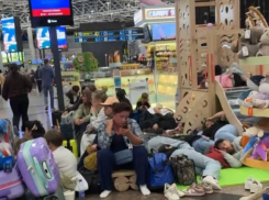 В Сочи массовые задержки рейсов из-за угрозы БПЛА: пассажиры спят на полу и лесницах