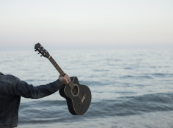 До 5 лет колонии грозит жителю Ставропольского края, который взял забытую на пляже Сочи гитару