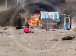 Туристы устроили пожар на пляже в Сочи
