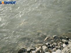 50-летний турист сорвался с парапета в реку в Сочи