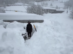 Снега по крышу и вокруг сугробы: райдер показал обстановку после снегопада в горах Сочи
