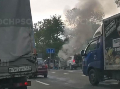 Загоревшийся на трассе в Сочи автомобиль образовал пробку