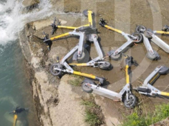 Вандал сбросил в реку Сочи более 10 электросамокатов