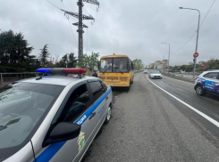 Школьный автобус без разрешения на перевозку детей выявили в Сочи