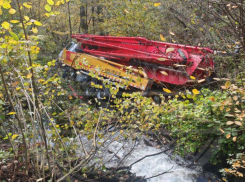 Строительная техника рухнула в кювет в Красной Поляне