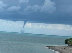 Мощные смерчи заметили над морем в Сочи