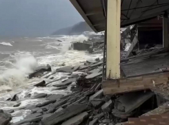 Штормы окончательно уничтожили пляж «Прозрачный» в Сочи