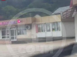 Мощный ливень затопил дорогу в Сочи