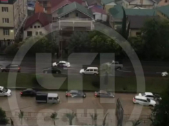 Огромные пробки и автомобили в воде: Сочи снова затопило