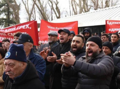  У армянской церкви Сочи прошла массовая акция против раскола