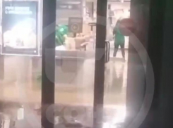 Сетевой супермаркет ушел под воду из-за ливня в Сочи