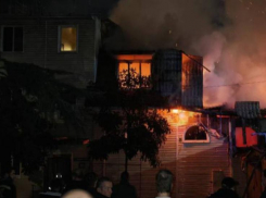 Пять человек эвакуировали во время крупного пожара в центре Сочи