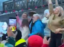 74-летний Олег Газманов устроил зажигательные танцы с девушками в горах Сочи